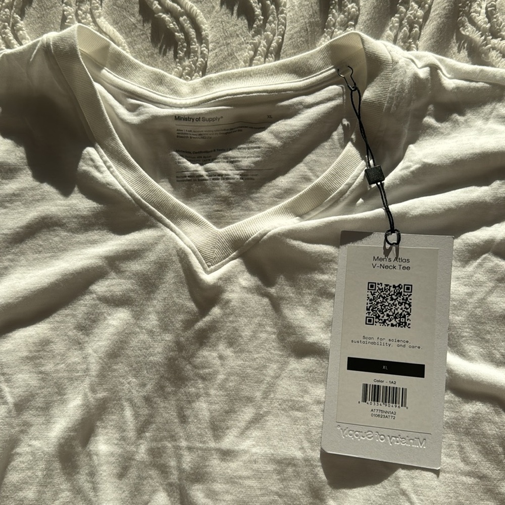 Ministry of Supply V Neck Tee Shirt - XL - NWT - Picture 2 of 4